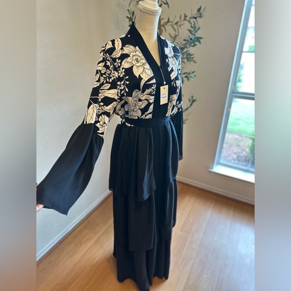 BLACK AND WHITE FLORAL CHIFFON LAYERED ZIPPER  ABAYA NWTS size large length 58”✨ - Picture 2 of 10